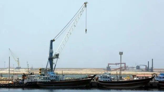 انڈیا تیل کی درآمد کے ساتھ ایران میں چا بہار بندرگاہ کے منصوبے میں شامل ہے جو کہ افغانستان کے لیے راہداری کا کام کرے گا