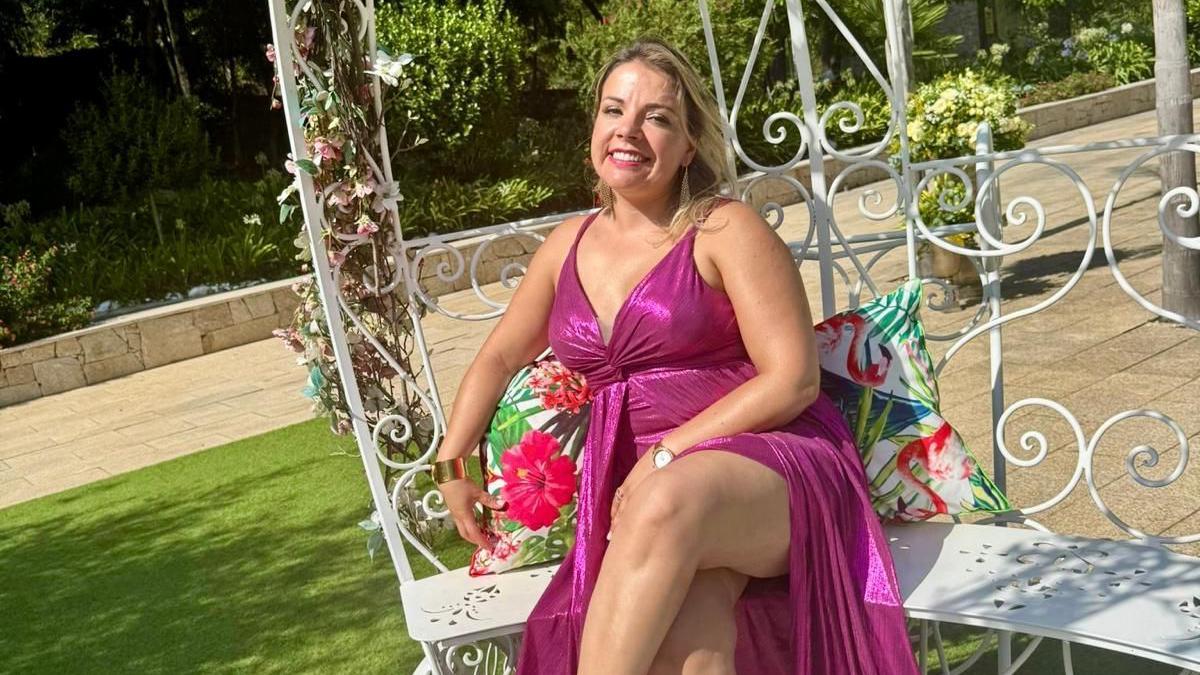 Marta sentada em banco em jardim