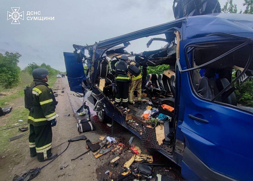 Minibus destruido