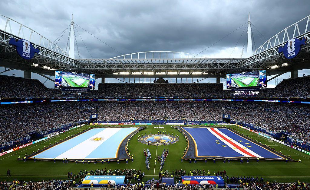 Bandeiras das duas sele&ccedil;&otilde;es em campo