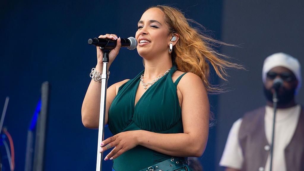 Jorja Smith, de blusa verde, se apresentando em Liverpool, na Inglaterra, no Grande Fim de Semana da BBC Rádio 1, em maio de 2025