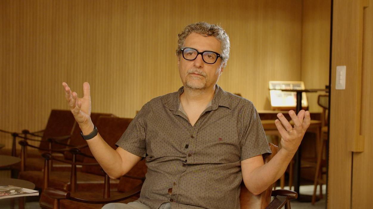 O diretor Kleber Mendonça Filho durante entrevista. 