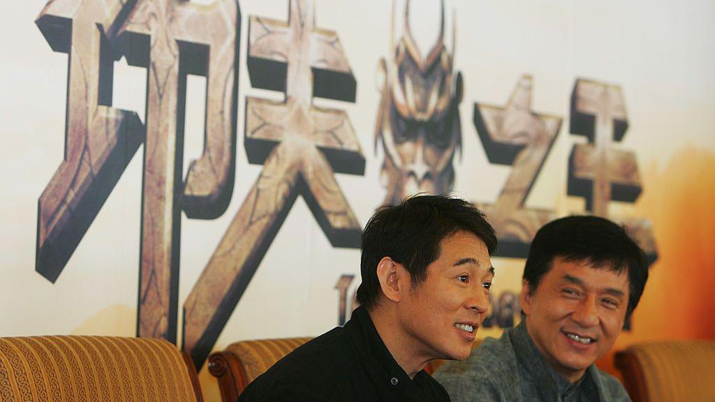 在電影《功夫之王》的片頭中，成龍和李連杰的名字並列。