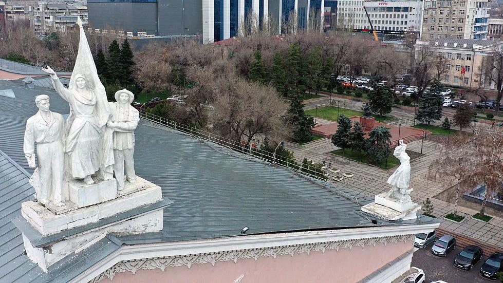 Detalles de estilo soviético sobre el edificio del Teatro de Ópera de Bishkek.
