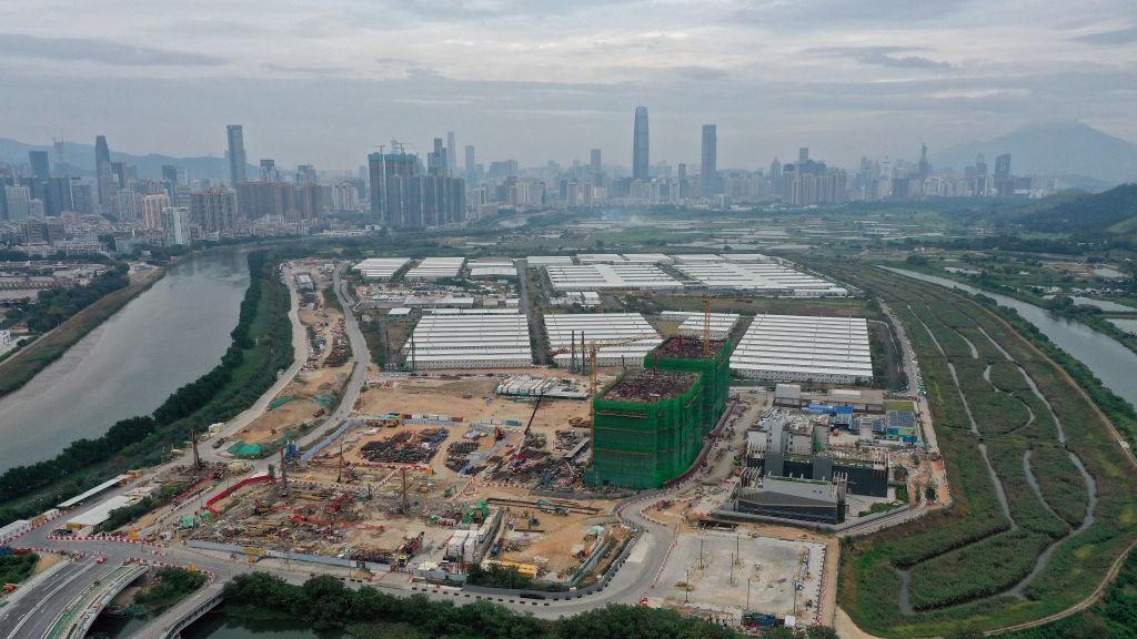 2024年11月10日的照片展現了香港北部新田的鳥瞰圖，新田位於香港與中國大陸的交界處（背景）。