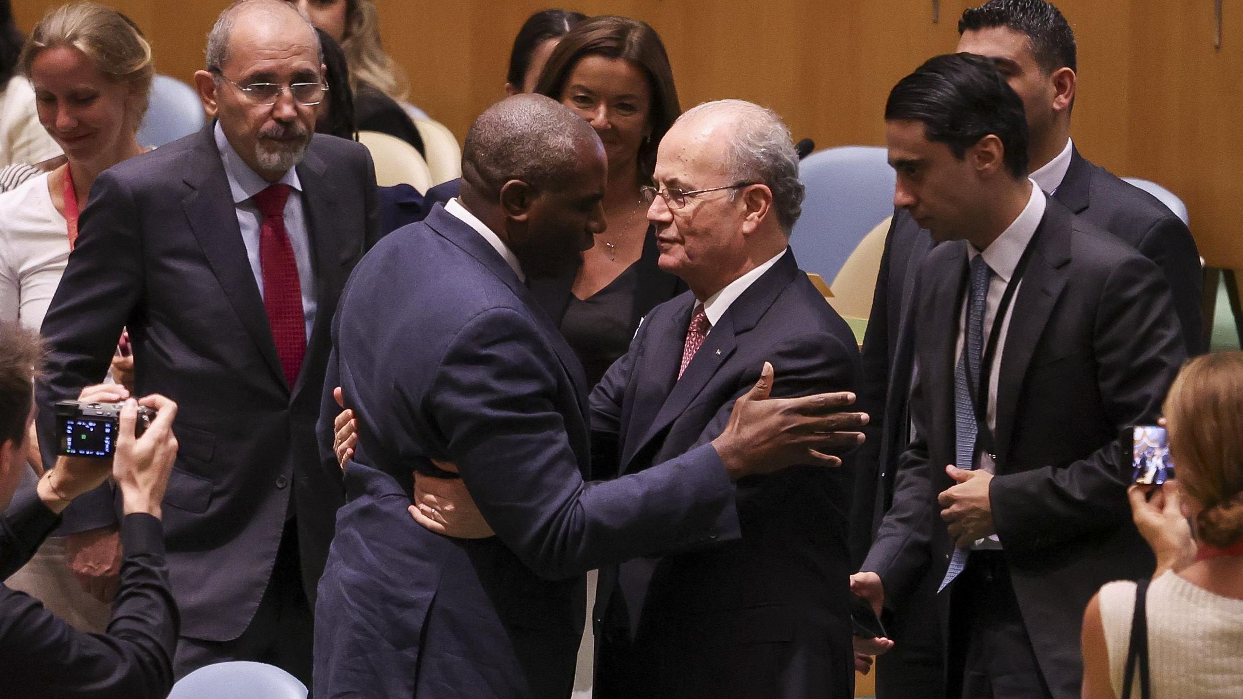 وزير الخارجية البريطاني ديفيد لامي يعانق رئيس الوزراء الفلسطيني محمد مصطفى، في مقر الأمم المتحدة في نيويورك في 29 يوليو 2025. 