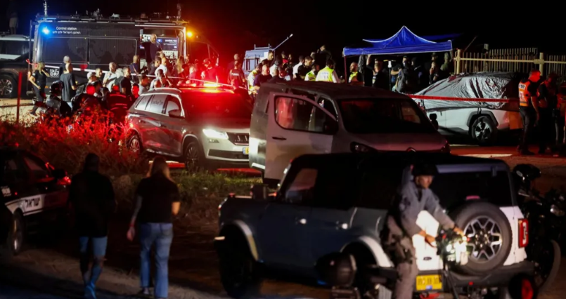 شنت القوات الإسرائيلية عملية بحث استمرت لساعات عن المُدعية العسكرية المستقيلة، يفعات تومر-يروشالمي عندما اختفت يوم الأحد، وتظهر الصورة سيارت شرطة وضباط ومارة أثناء في الليل ، أثناء البحث عن المُدعية العسكرية المستقيلة.