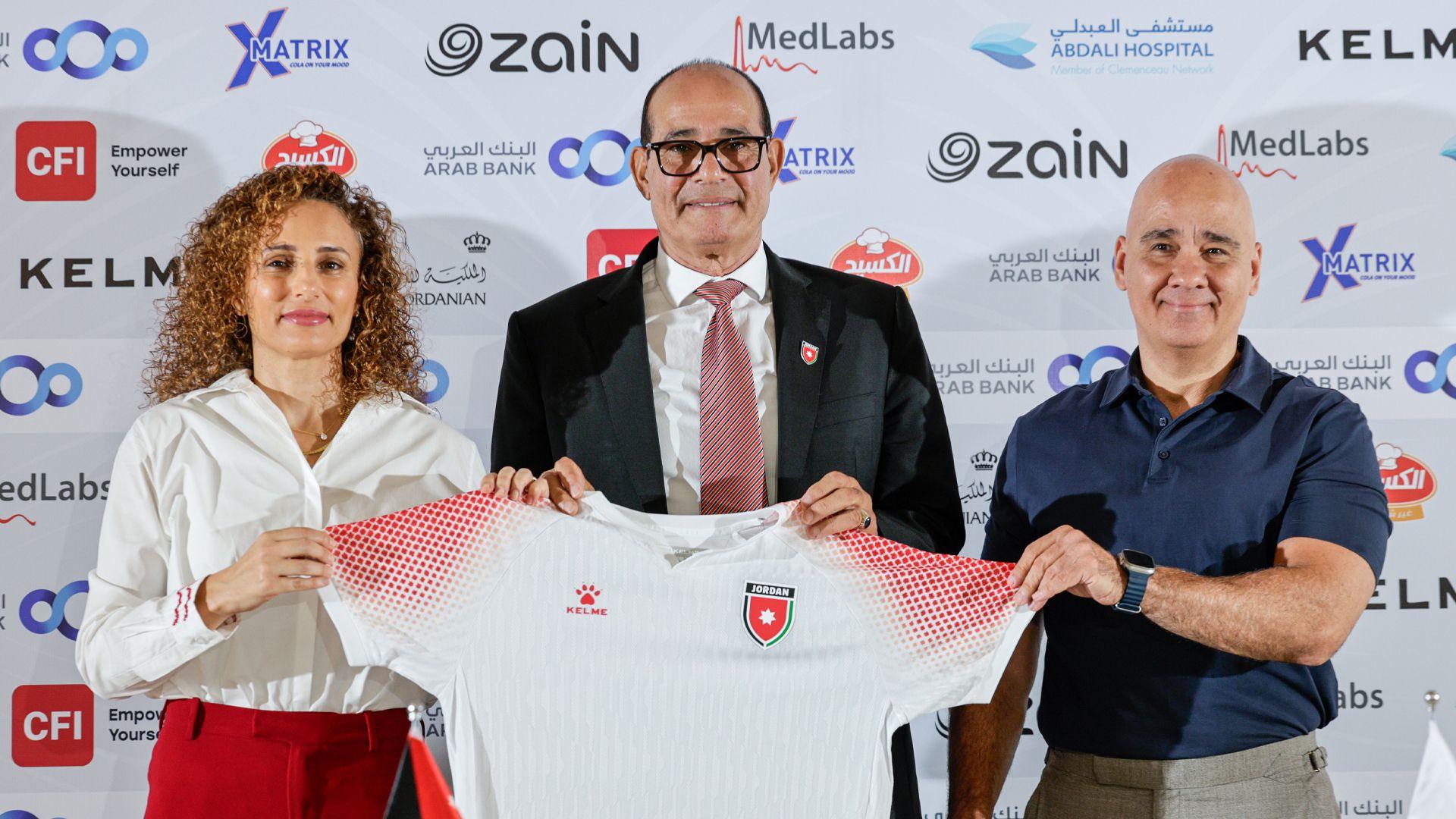 المدرب بادو الزاكي يحمل قميص المنتخب الأردني