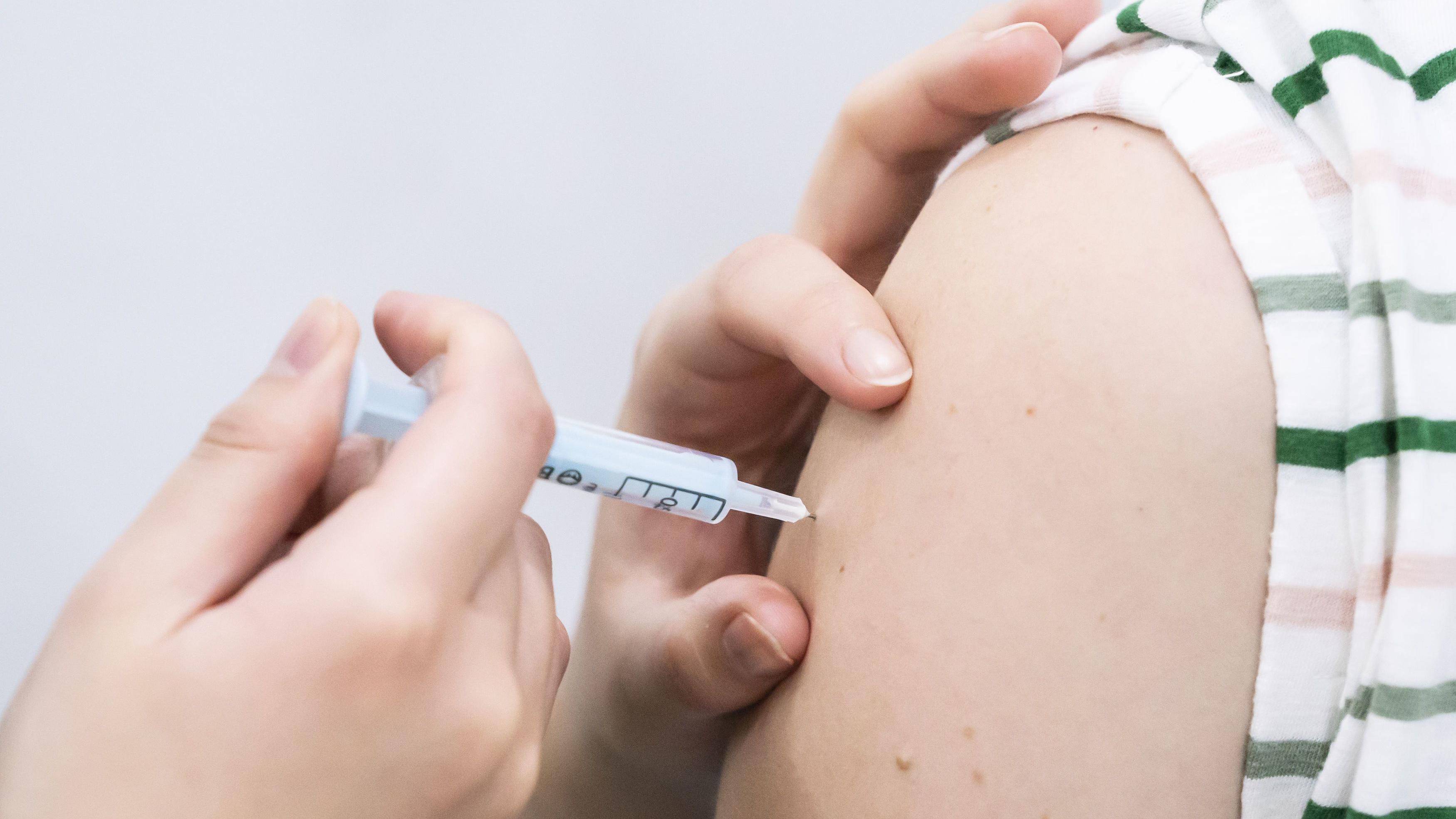 'Od steriliteta do nebezbednosti': Najčešće zablude o HPV vakcini 1 U jednoj ruci šrpic, drugom se pridržava mesto na ramenu