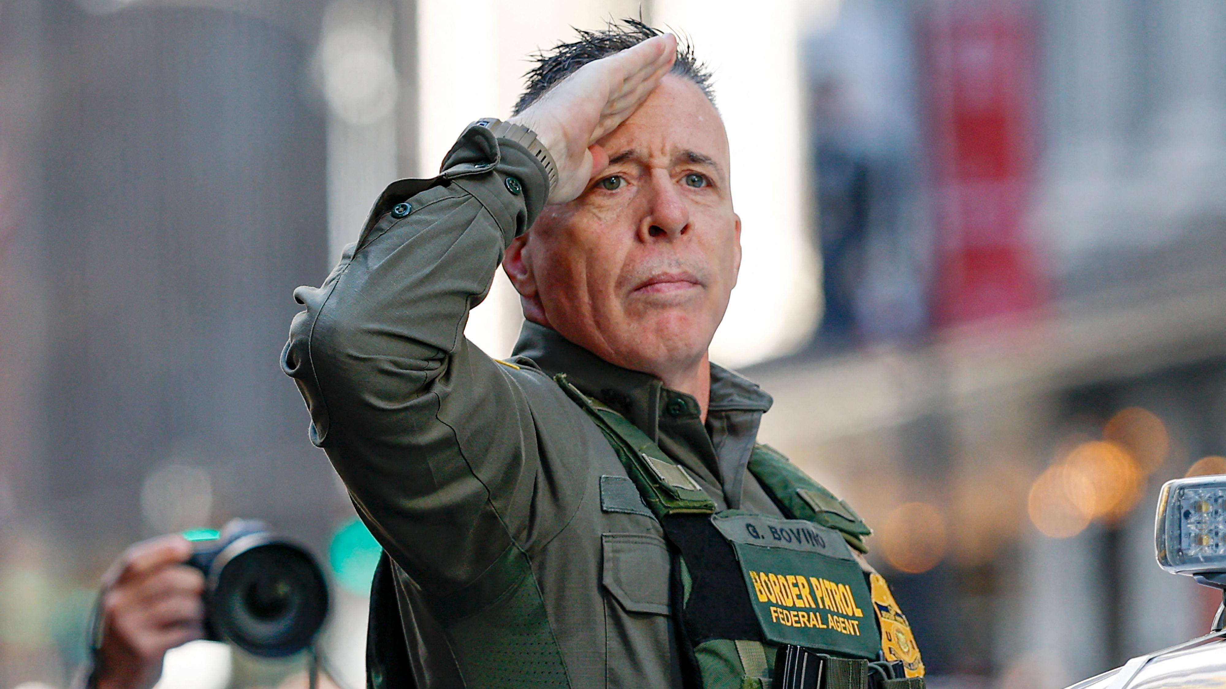 Ko je Greg Bovino, glavni izvršitelj Trampove politike masovnih deportacija 3 greg bovino salutira