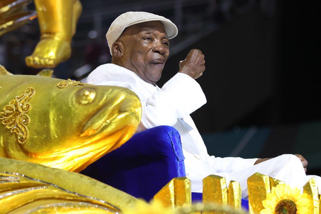 Milton Nascimento durante desfile da Portela no Carnaval 2025