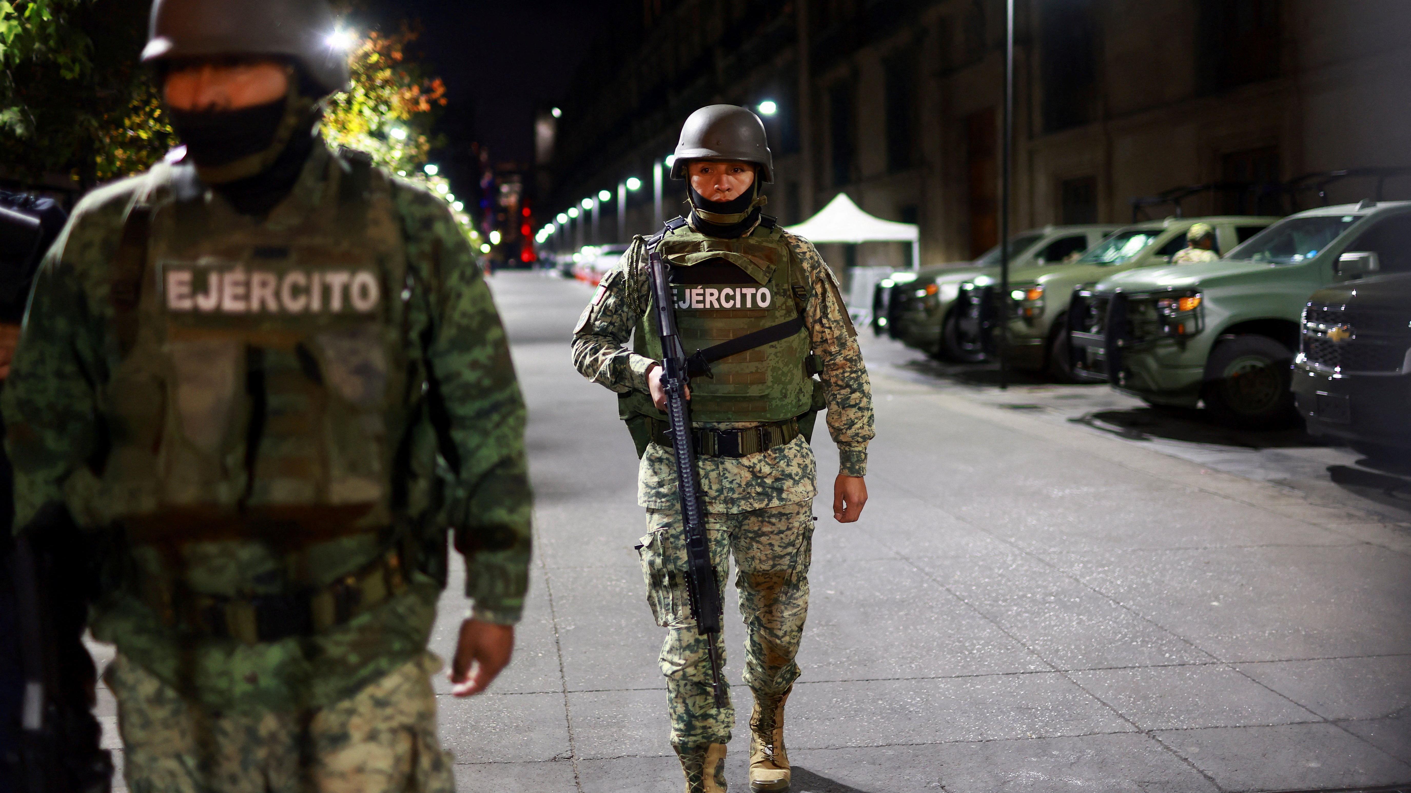 Dos soldados mexicanos.