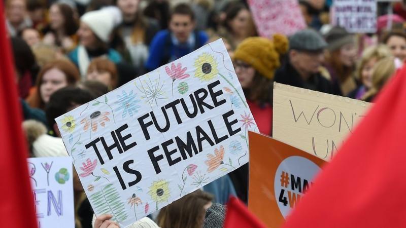 Cartaz em passeata em Londres dizendo 'O futuro &eacute; feminino
