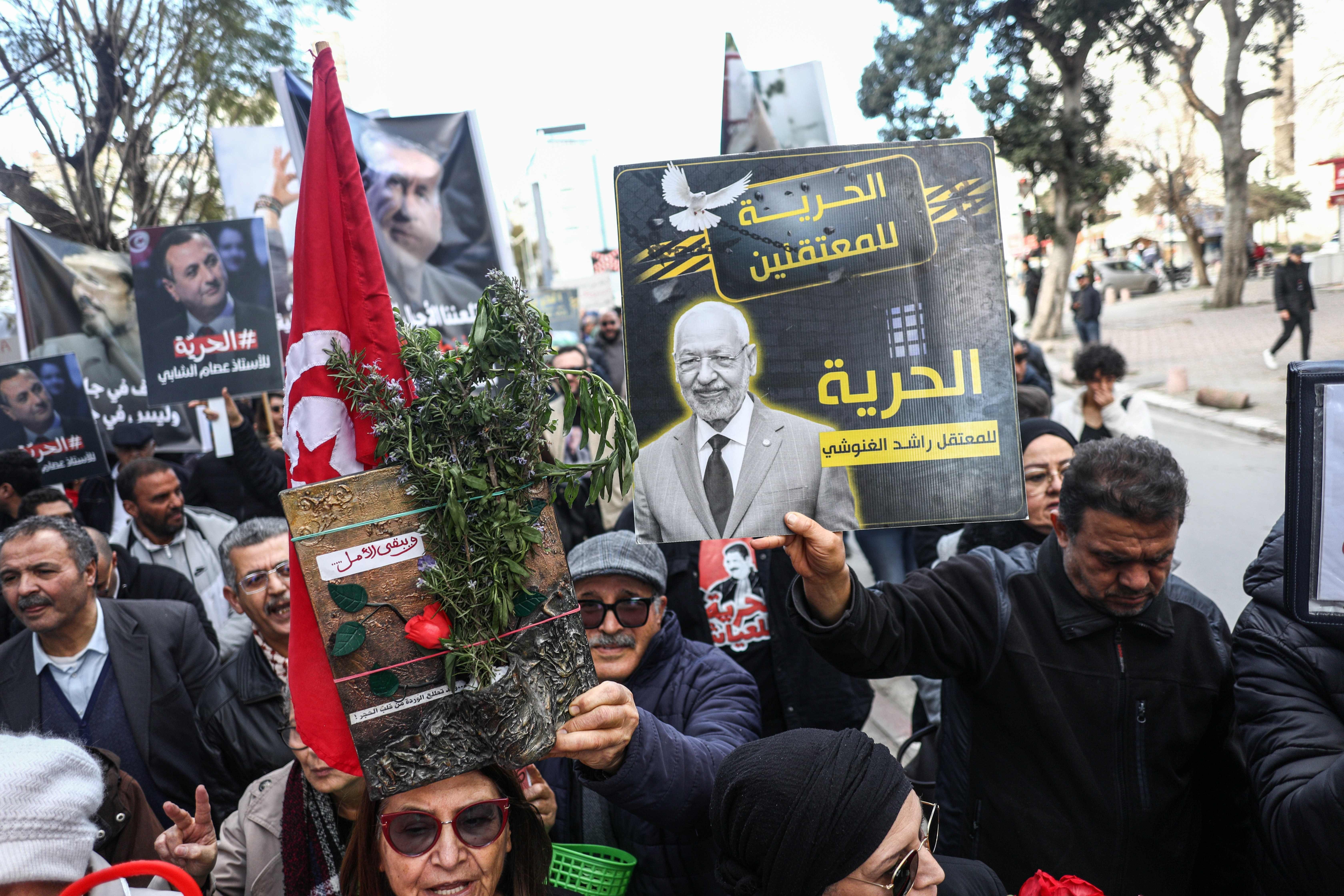 مظاهرة تحمل صورة الغنوشي كُتب عليها "الحرية للمعتقلين" 