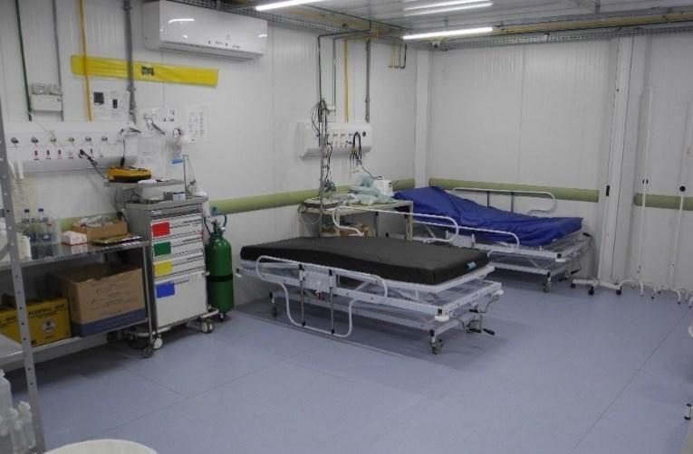 Vista de sala de procedimentos da UBS do Complexo da Papuda. Nota-se presen&ccedil;a de equipamentos de diagn&oacute;stico e interven&ccedil;&atilde;o de emerg&ecirc;ncia