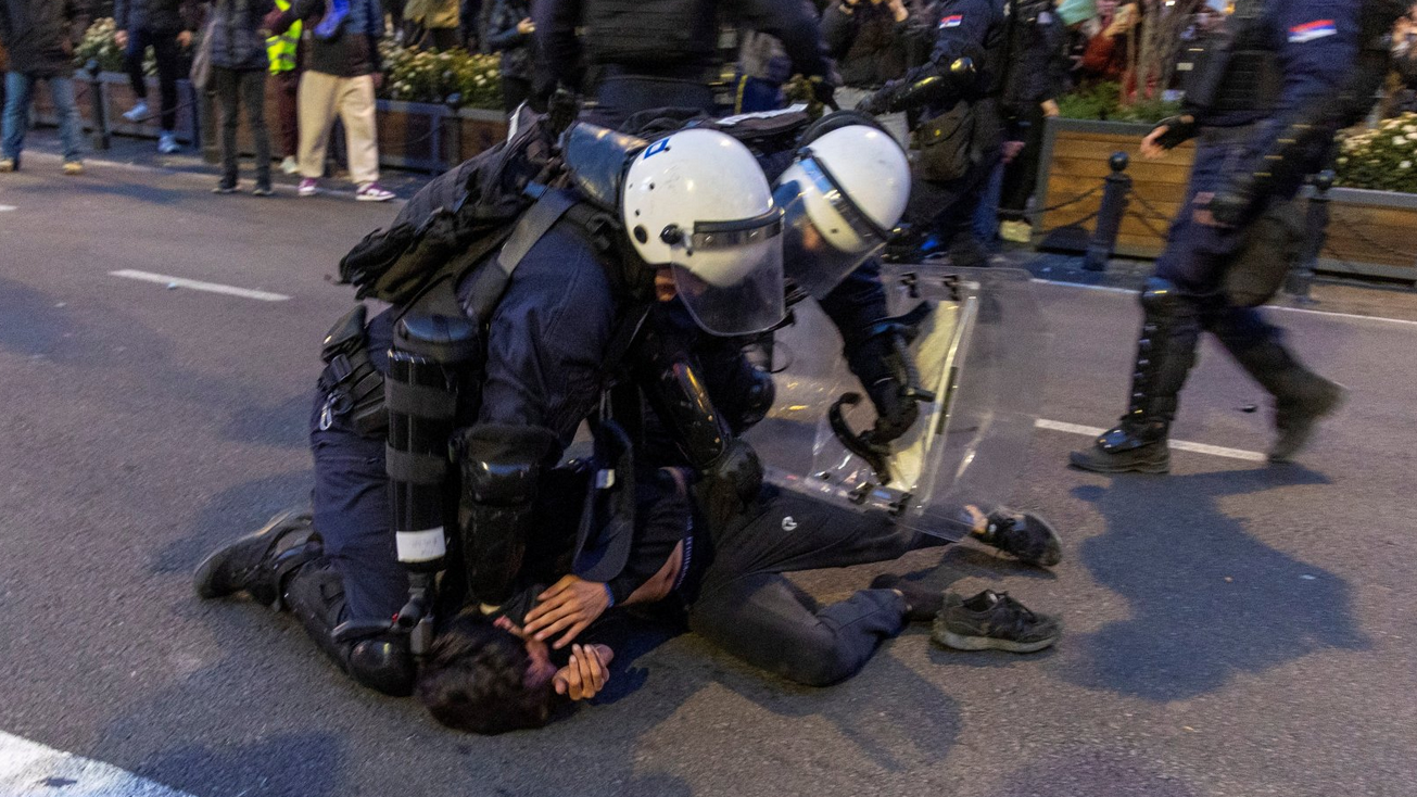 Policija hapsi mladića koji leži na ulici