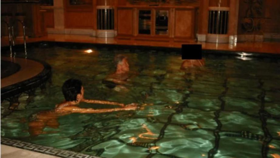 Bill Clinton y otras personas en una piscina
