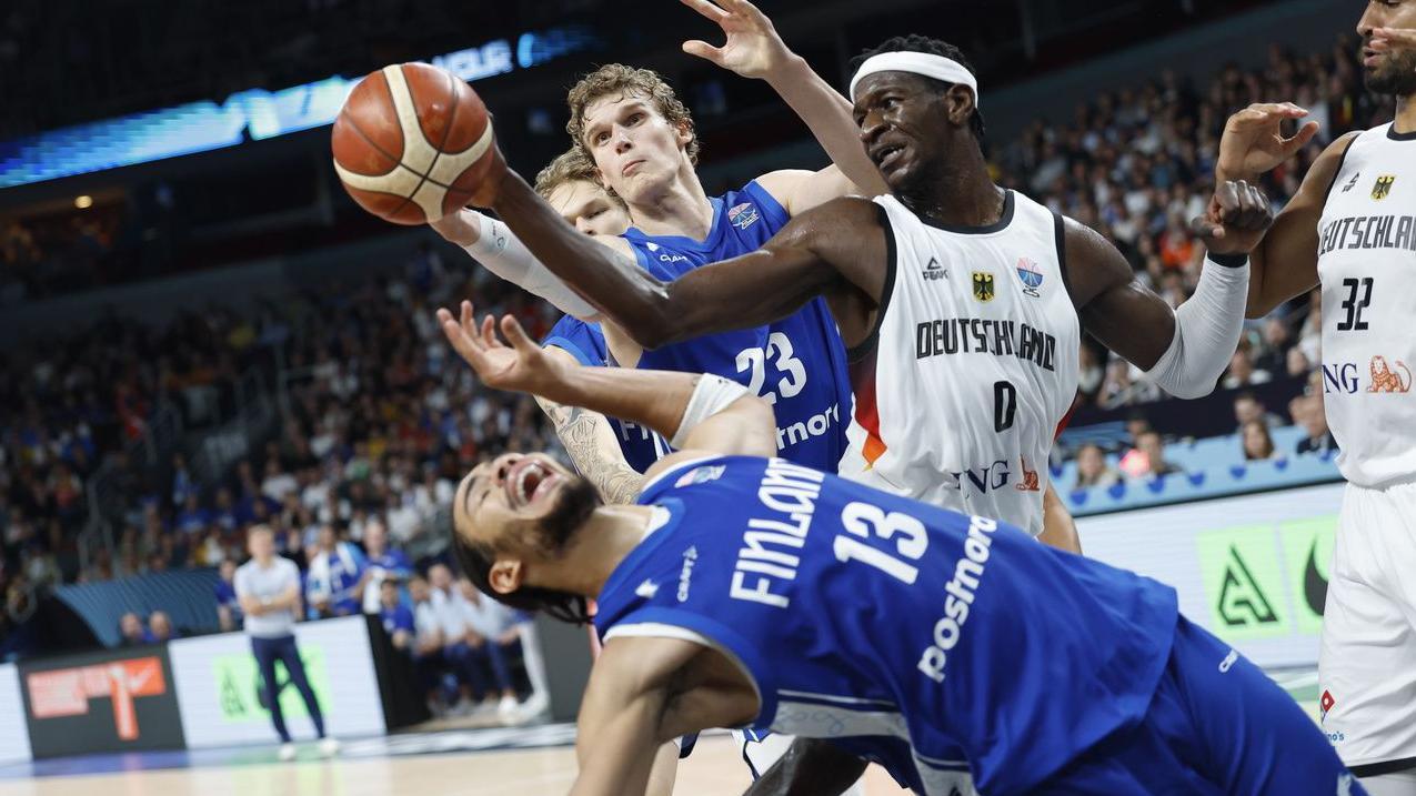 Isak Bonga i Timan (desno) iz Nemačke, Lauri Markkanen (C) i Miika Muurinen iz Finske u