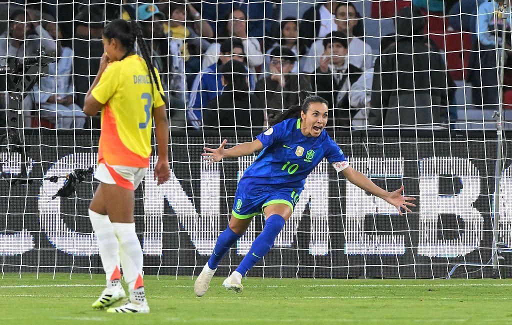 La brasileña Marta celebra uno de sus goles en la final ante Colombia.