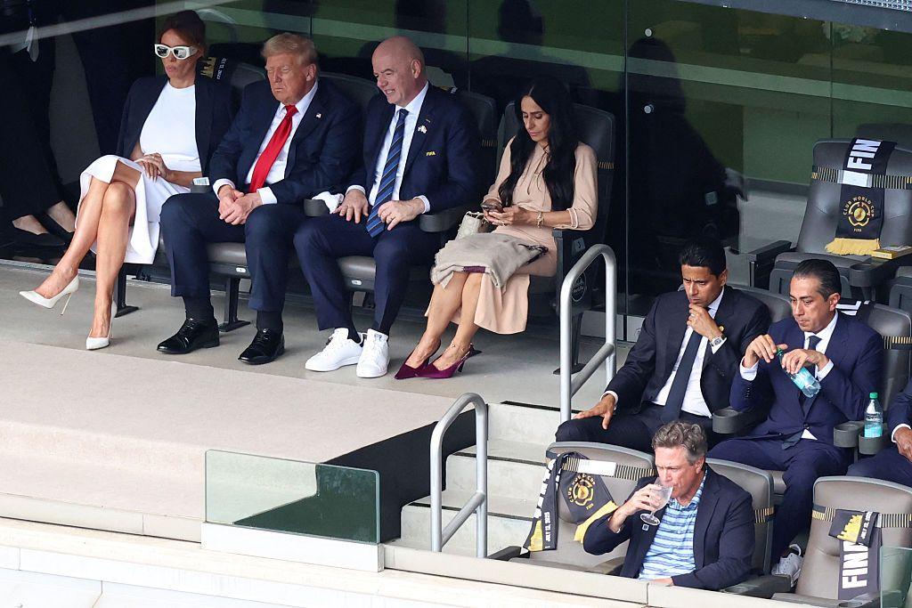 La primera dama de Estados Unidos, Melania Trump, el presidente de Estados Unidos, Donald Trump, el presidente de la FIFA, Gianni Infantino, y su esposa Leena Al Ashqar se sientan junto al presidente qatarí del Paris Saint-Germain, Nasser al-Khelaifi, y el propietario del Chelsea, el empresario estadounidense Behdad Eghbali, durante el partido final de fútbol de la Copa Mundial de Clubes de la FIFA 2025 entre el Chelsea de Inglaterra y el Paris Saint-Germain de Francia en el MetLife Stadium en East Rutherford, Nueva Jersey, el 13 de julio de 2025.