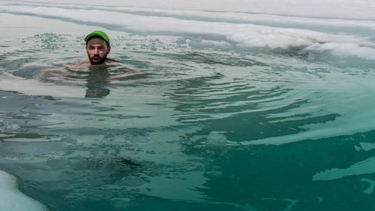 شخص يسبح في مياه