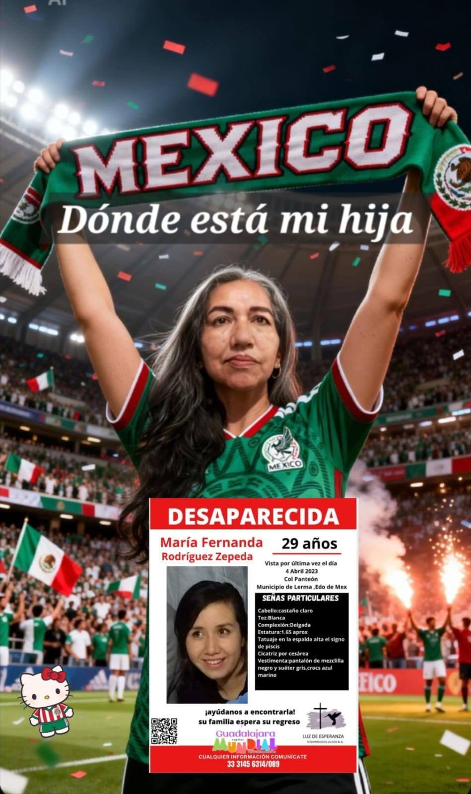 Una mujer con la camiseta de la selección mexicana de fútbol y una ficha de desaparición de su hija