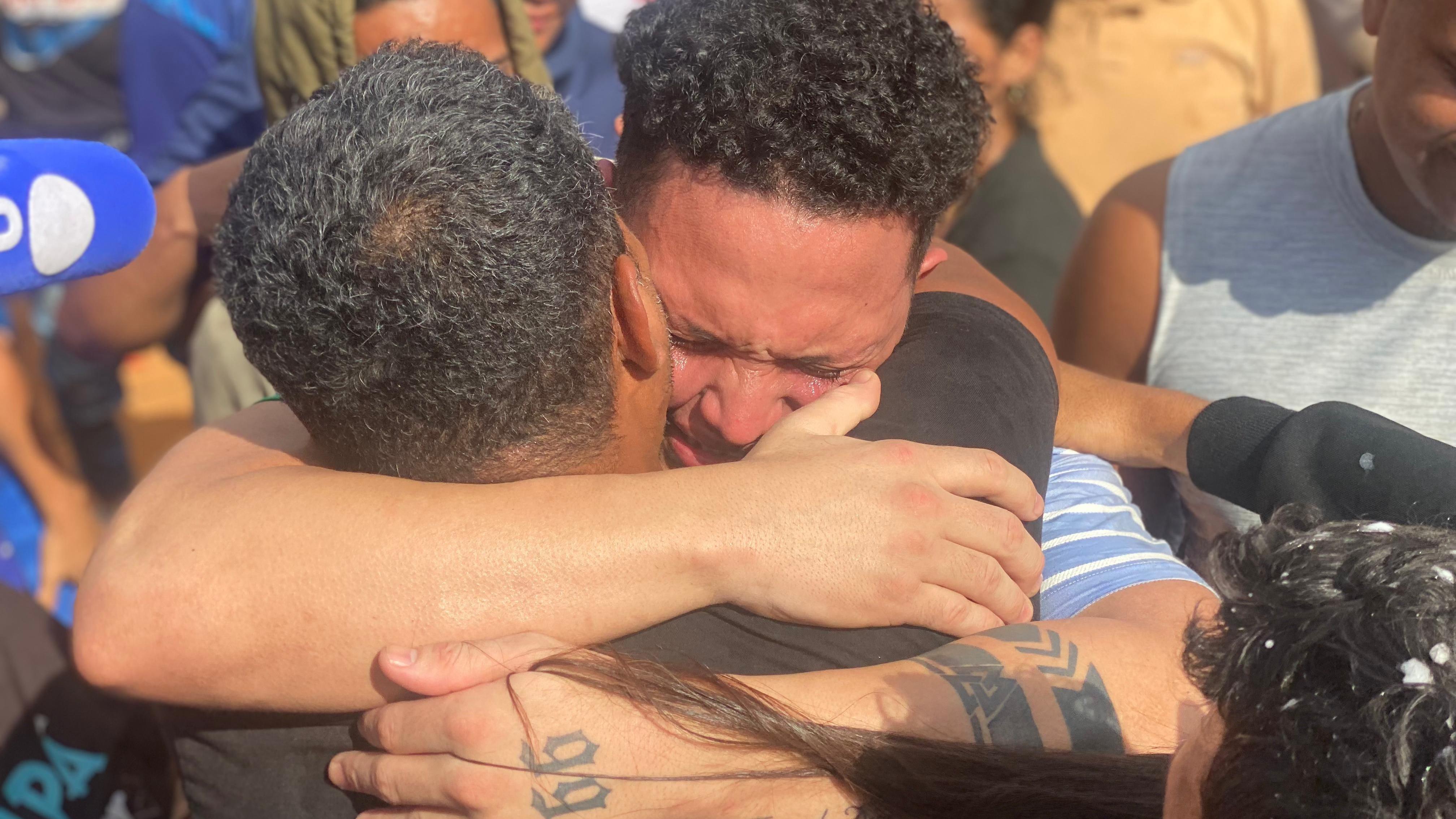 El joven venezolano Mervin Yamarte, llora al abrazar a un familiar en el barrio Los Pescadores, en Maracaibo.