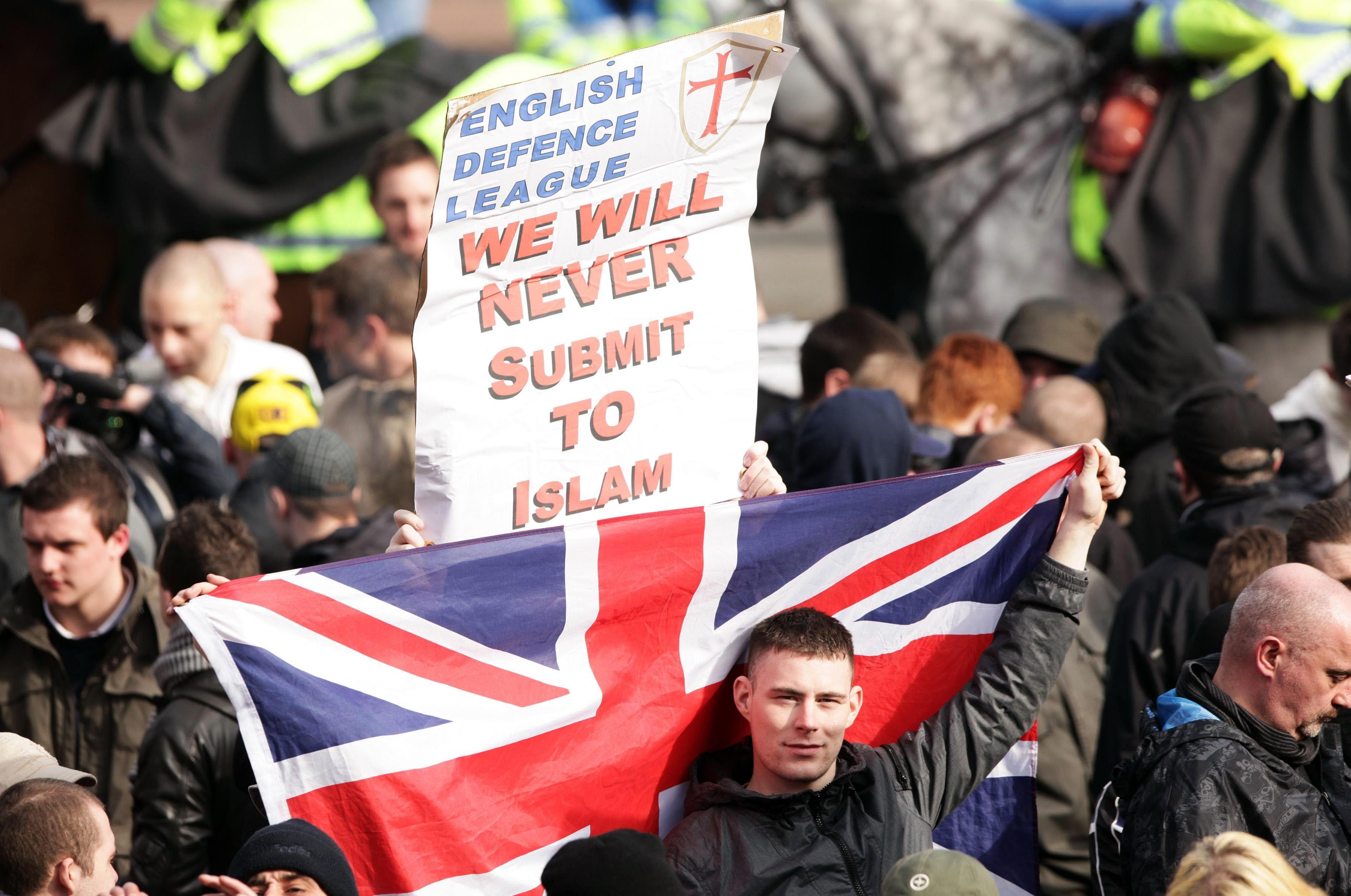 عضو في رابطة الدفاع الإنجليزية خلال مظاهرة احتجاجية