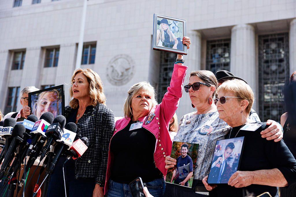 La familia de las víctimas habla con la prensa después de escuchar el veredicto afuera del Tribunal Superior de Los Ángeles durante una de las demandas coordinadas que alegan que Meta y YouTube están diseñados para enganchar a los jóvenes usuarios y causarles una variedad de efectos negativos en la salud mental, incluyendo que se estrangulen a sí mismos y desarrollen trastornos alimenticios, el miércoles 25 de marzo de 2026 en Los Ángeles, CA.  (Kayla Bartkowski / Los Angeles Times vía Getty Images)
