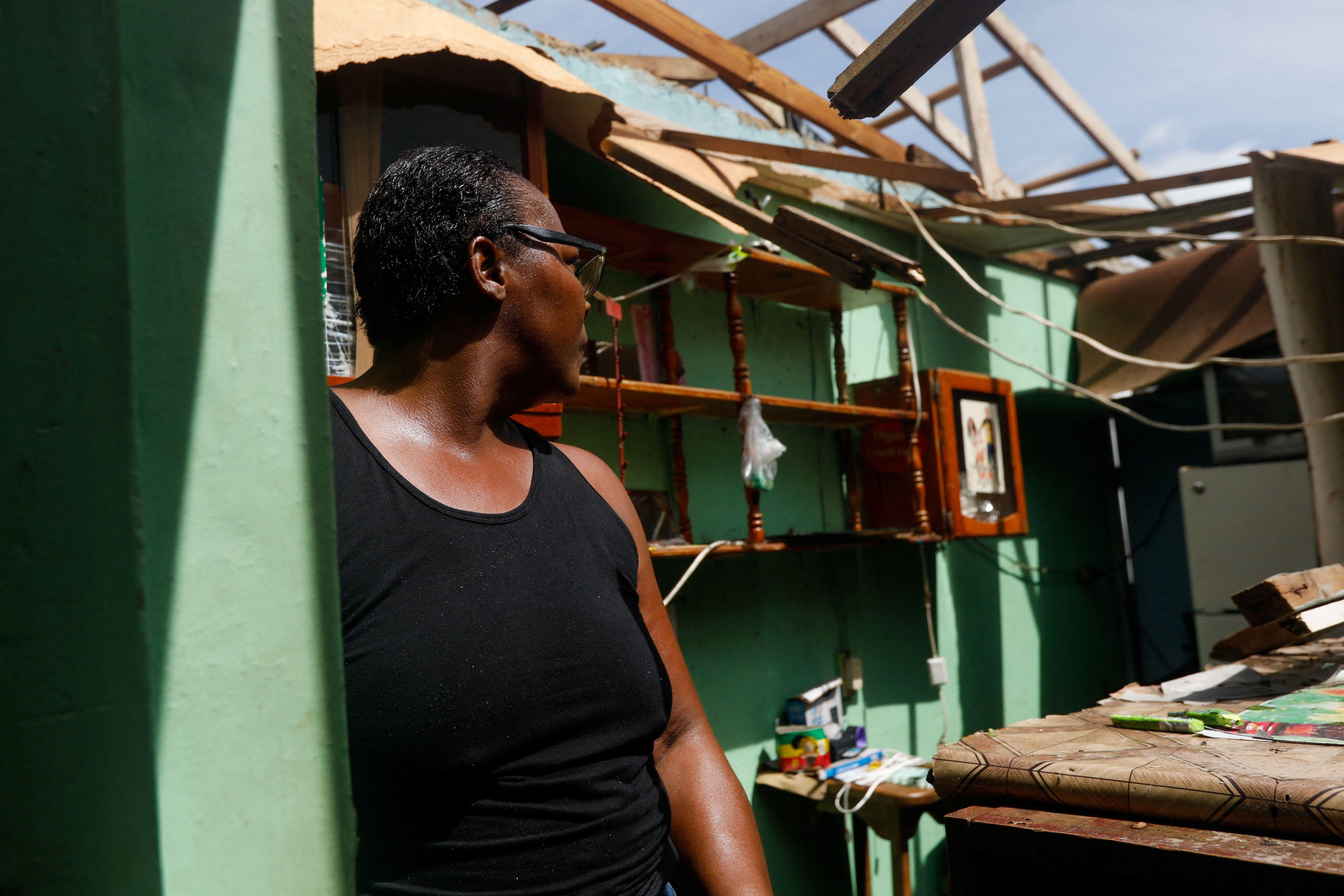 Mujer en casa arrasada