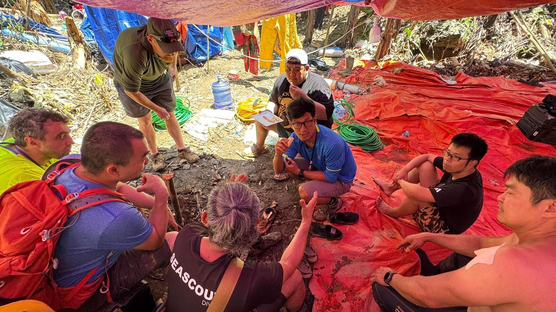 Laos cave survivors help with plan to find last two missing men