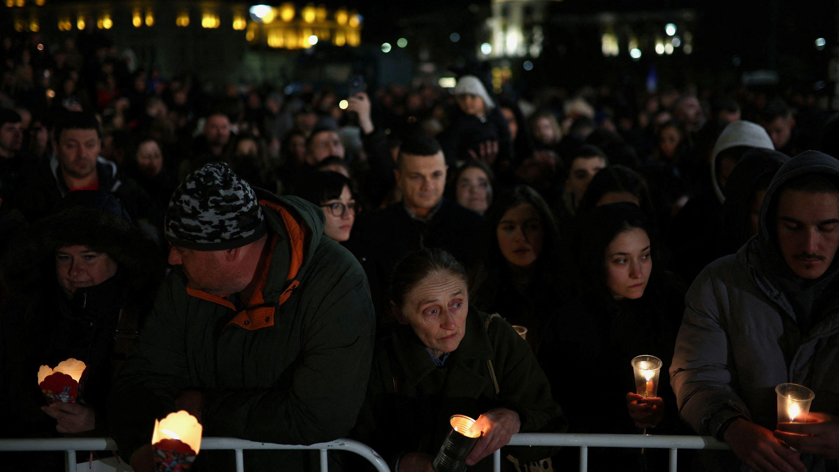 Ljudi prisustvuju pravoslavnom uskršnjem bdeniju ispred katedrale Svetog Aleksandra Nevskog u Sofiji, u Bugarskoj