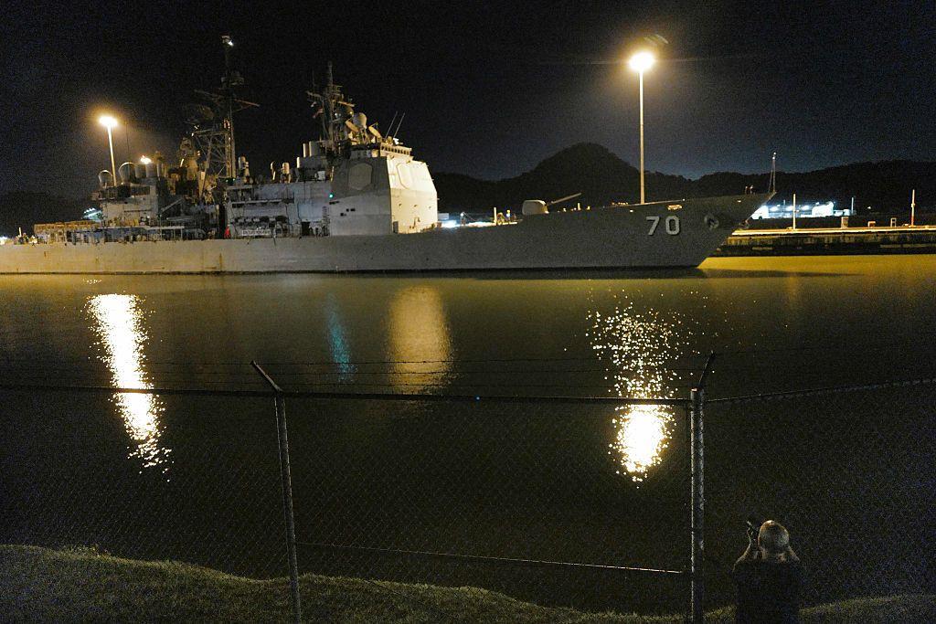 El crucero de misiles guiados Lake Erie de EE.UU. a su paso por Panamá.
