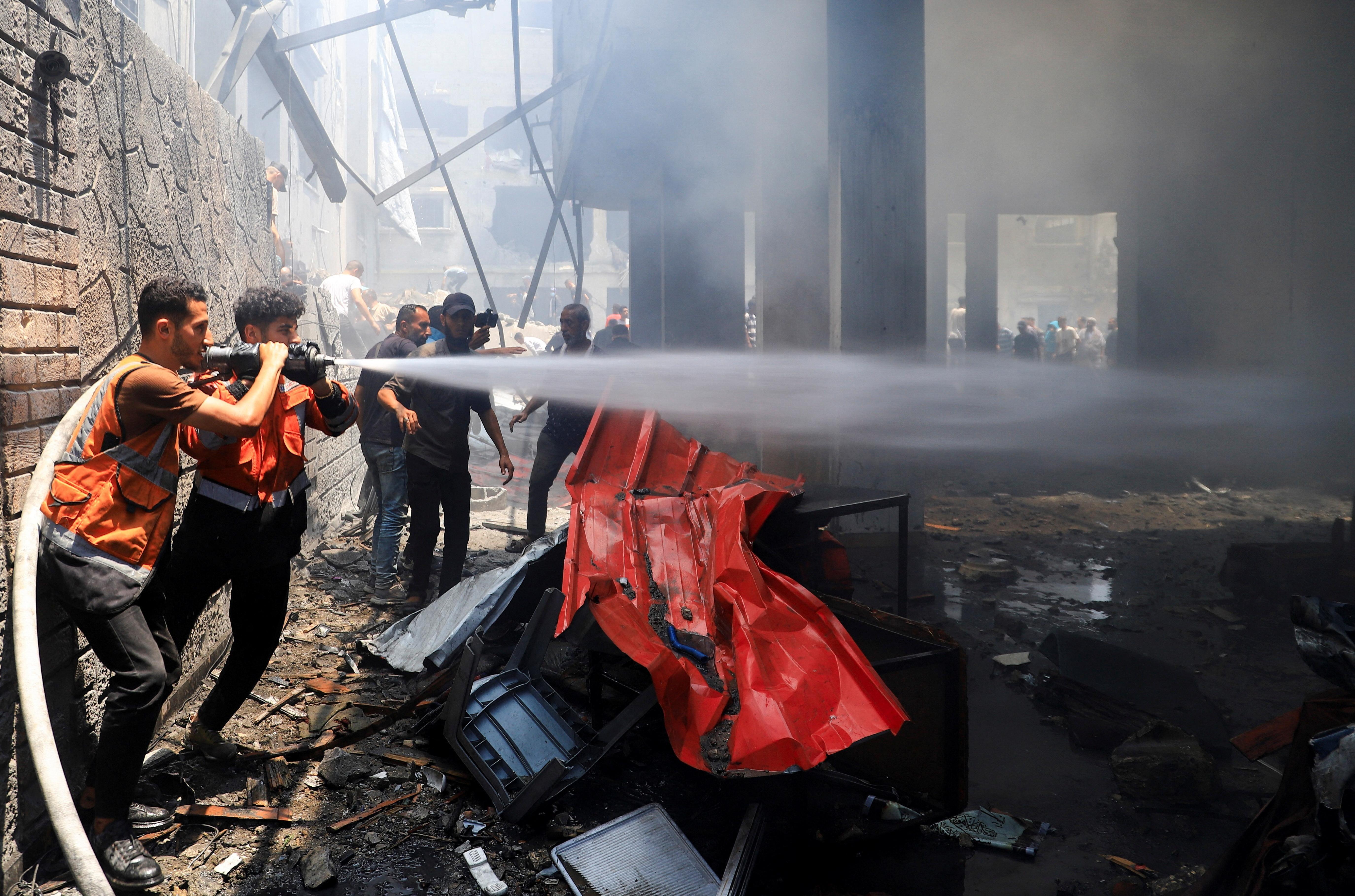 مقتل ثلاثة مسعفين فلسطينيين في قصف إسرائيلي شرق غزة، وماكرون يقول إن الحصار على دخول المساعدات "فاضح" 1 قصف إسرائيلي لمنزل في غزة