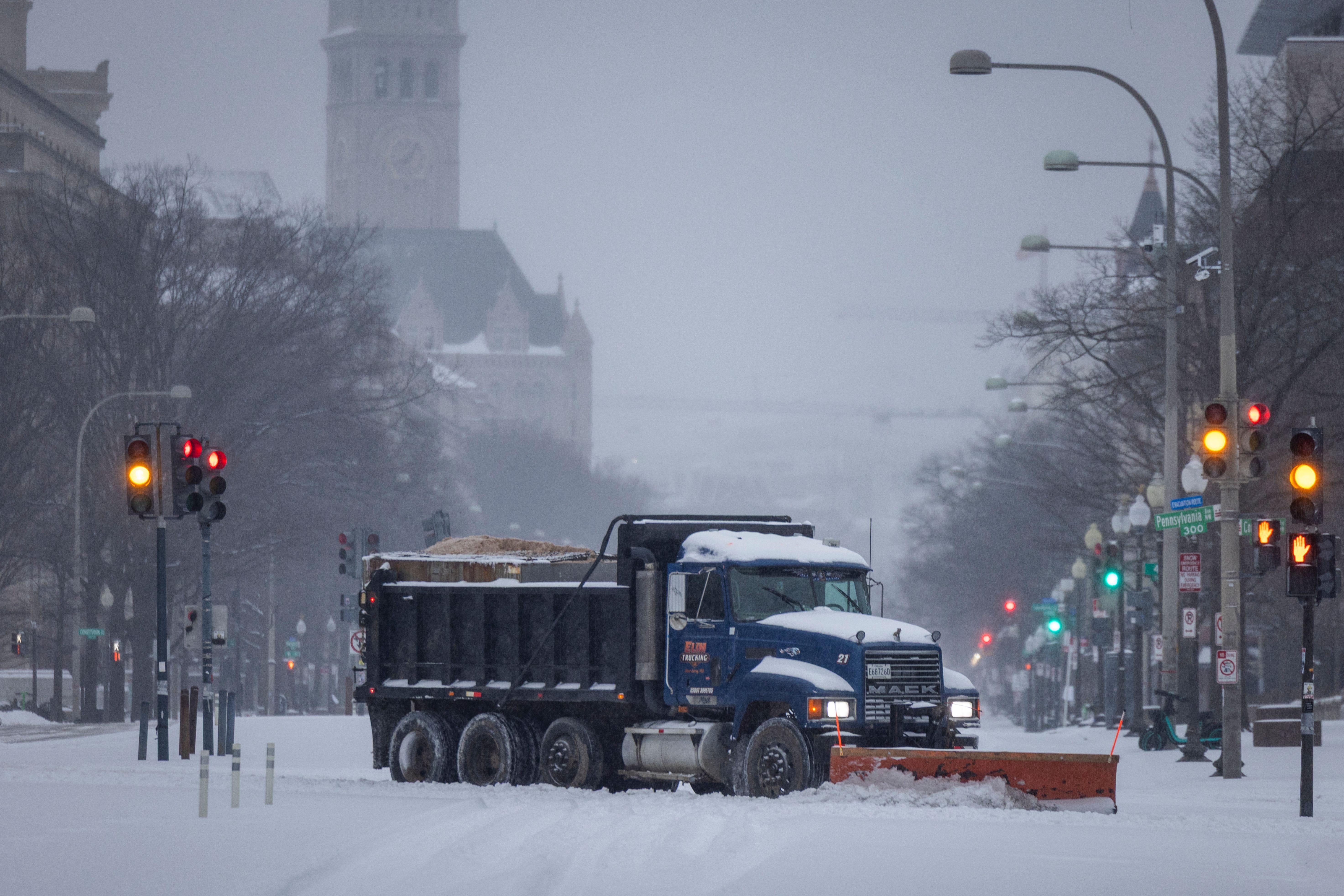 kamion čisti sneg u Vašingtonu