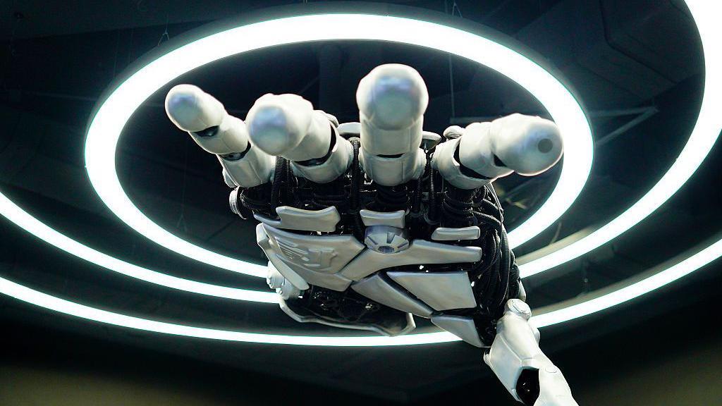 一隻機器人的手伸向前方