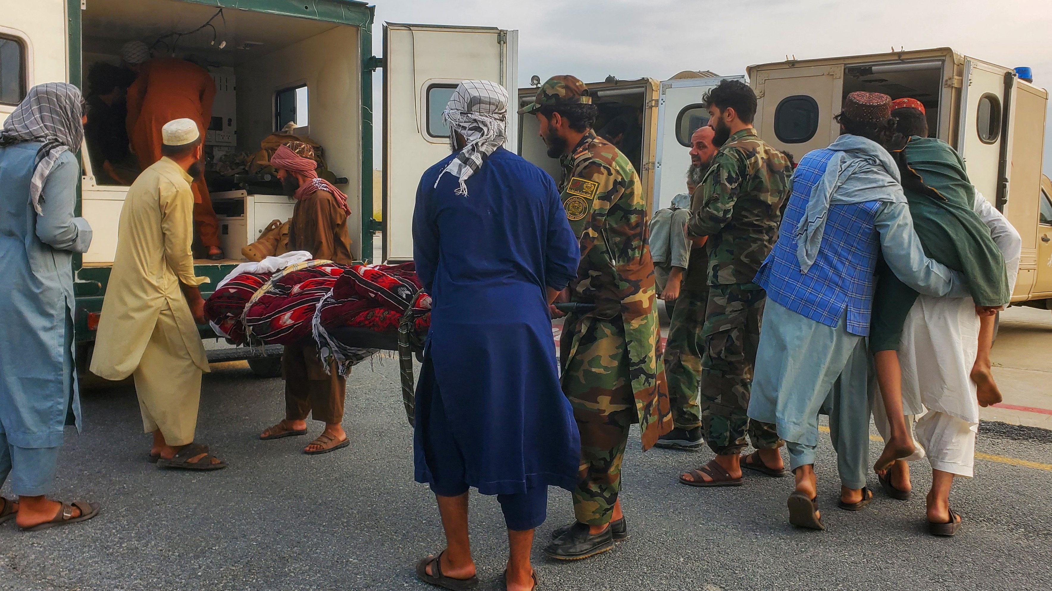 zemljotres u avganistanu, avganistan, zemljotres, ljudi unose povređene u zemljotresu u kola hitne pomoći