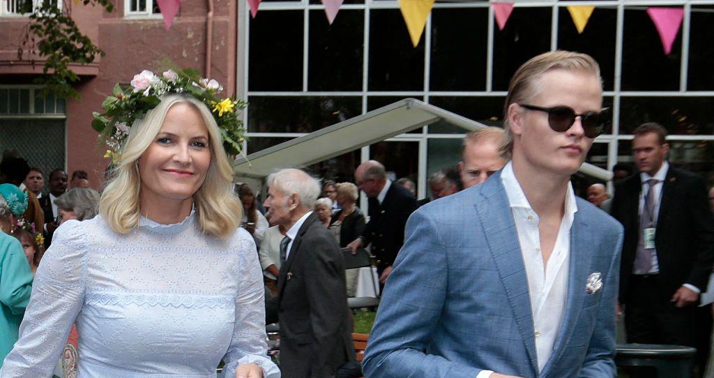 La fotografía tomada el 23 de junio de 2016 en Trondheim, Noruega, muestra a Marius Borg Høiby junto a su madre, la princesa heredera noruega Mette-Marit, mientras asisten a una fiesta en el jardín.