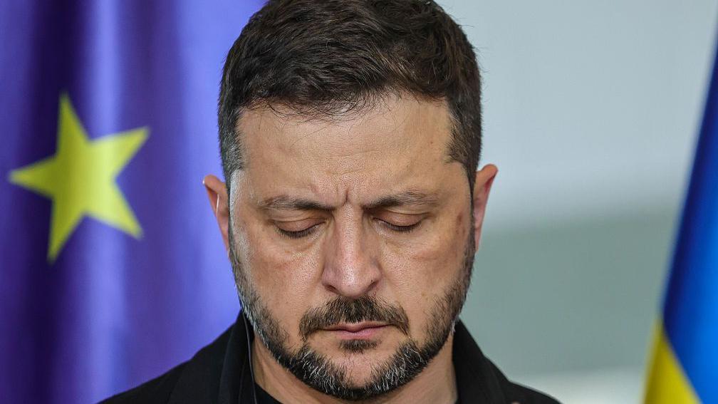 Ukrajinski predsednik gleda u pod