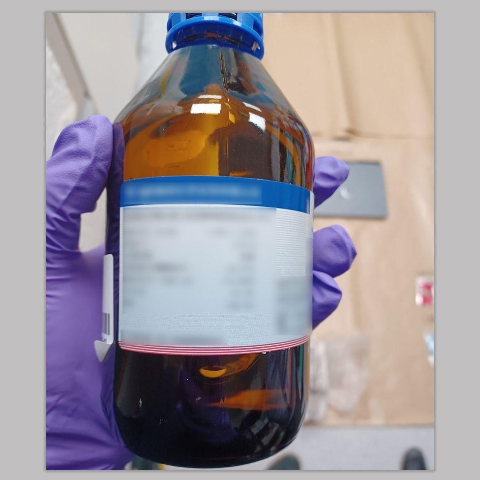 Dentro del apartamento de Zou, la policía encontró una botella de líquido utilizado para drogar a las mujeres, junto con un cuentagotas para medirlo.
Dentro del apartamento de Zou, la policía encontró una botella de líquido utilizado para drogar a las mujeres, junto con un cuentagotas para medirlo.