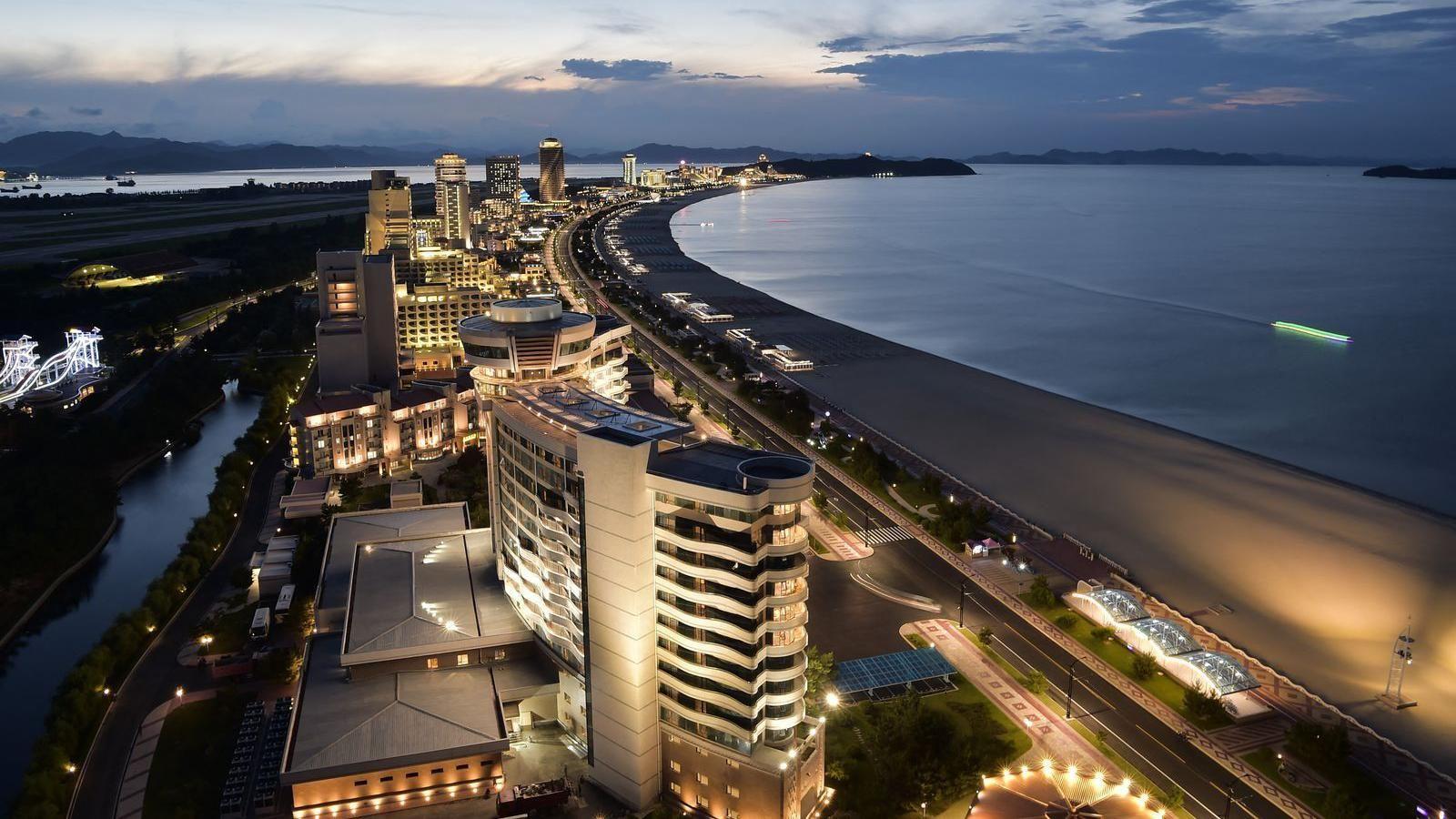 Zona turística costera de Wonsan Kalma en Wonsan. En la imagen se aprecian varios edificios de varias plantas, todos a lo largo de la costa.