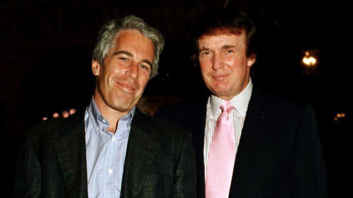 Jeffrey Epstein, à esquerda, e Donald Trump posando juntos para foto em 1997