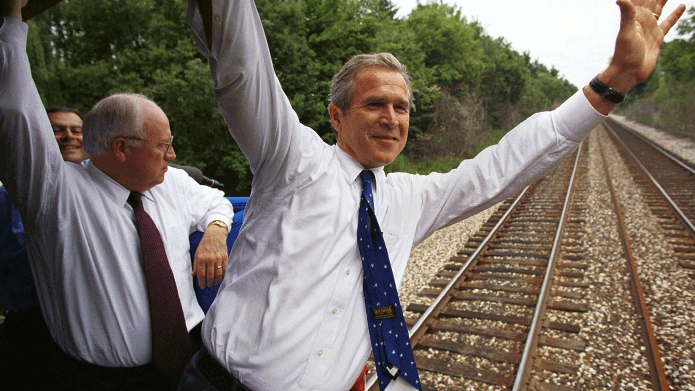 喬治·W·布什從火車探出身子，迪克·切尼站在他旁邊。