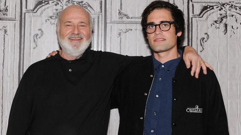 Rob Reiner y su hijo Nick posan abrazándose por los hombros