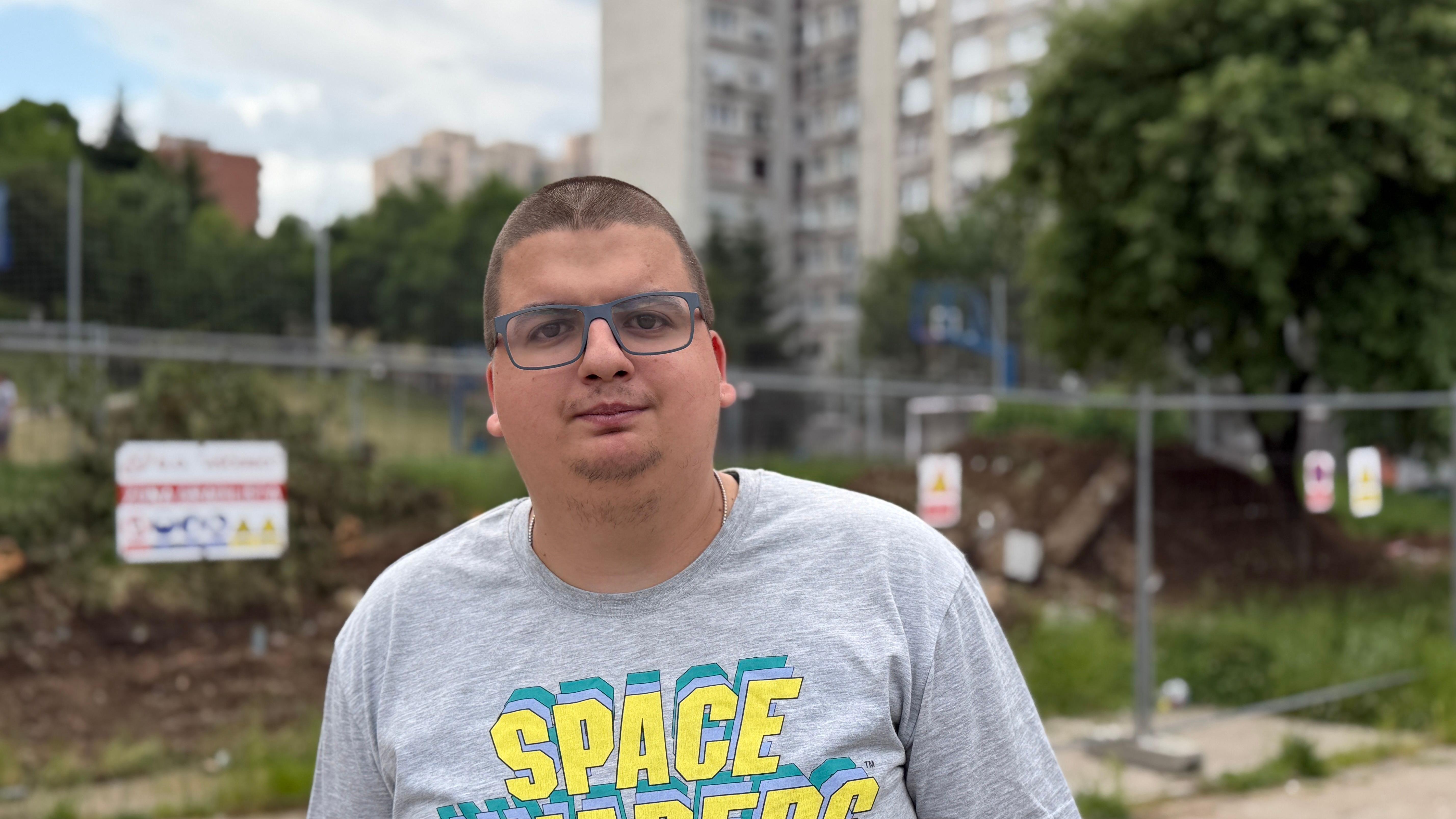 Bosna i Hercegovina - zemlja u kojoj se više navija za komšiluk, nego za domovinu 17 mladić sa naočarima i u sivoj majici stoji na igralištu