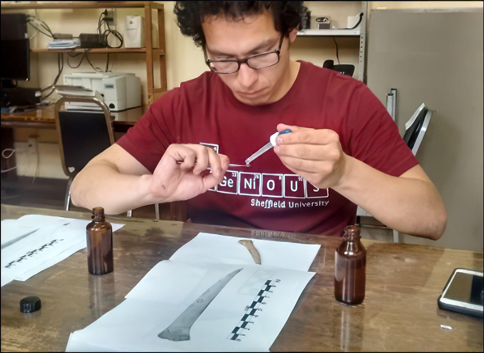 Israel Elizalde Mendez haciendo trabajos de investigación de restos óseos en una mesa