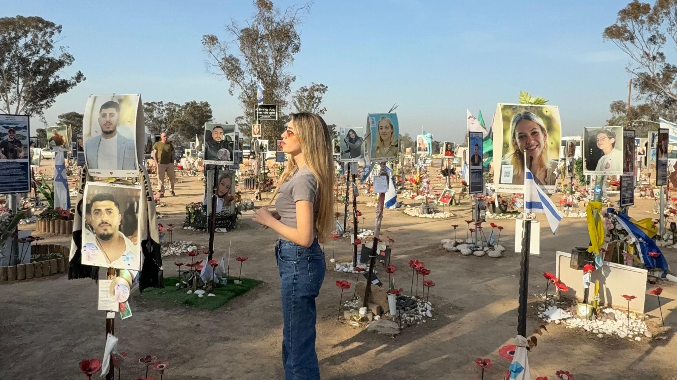 Andrea Bisso en el memorial de las víctimas del Festival Nova, en Israel.