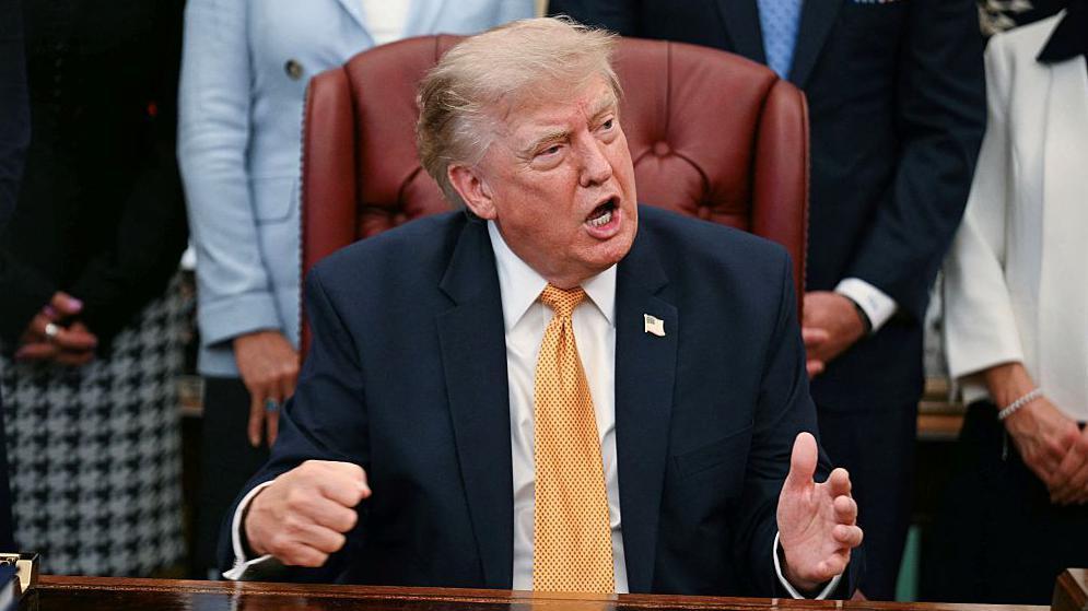 El presidente estadounidense Donald Trump habla tras firmar una orden ejecutiva en la Oficina Oval de la Casa Blanca en Washington, DC. 3 de agosto de 2026
