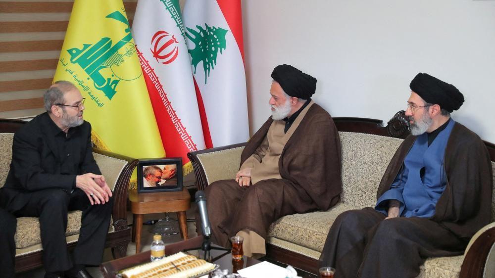 Mojtaba Jamenei en una reunión con otros dos aliados en las oficinas de Hezbolá en Teherán