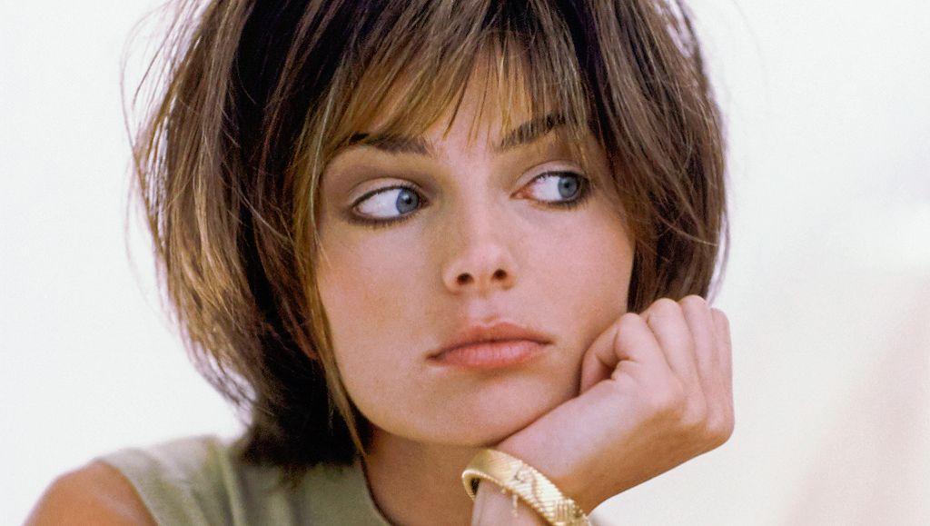 Vogue, 1 de diciembre de 1989 - La modelo y actriz Paulina Porizkova lució un jersey sin mangas de cachemira y seda verde menta de Calvin Klein; pulseras de oro de Tiffany & Co., Labial de Estée Lauder. Peinado de Christiaan. Maquillaje de Sonia Kashuk.